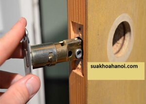 lắp khóa nắm tròn