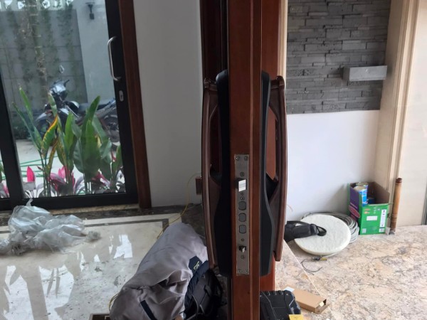 lắp khóa cửa thông minh