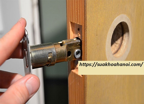 thay ổ khóa cửa gỗ tay nắm tròn
