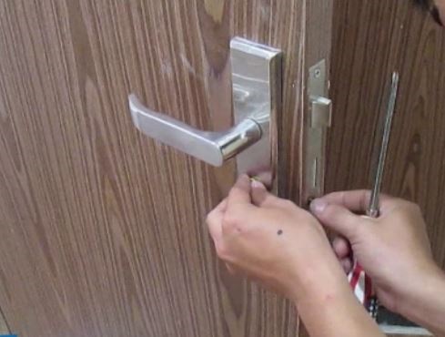 thay khóa tay gạt cửa gỗ