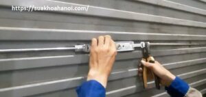 thay khóa cửa cuốn
