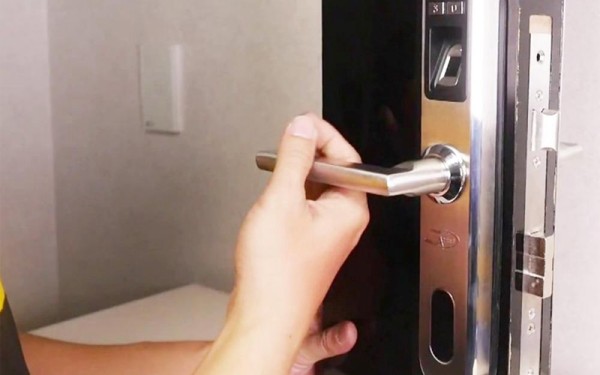 khóa tay gạt thông minh