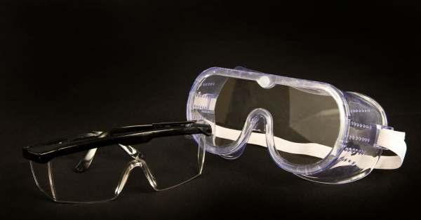 đeo kính bảo hộ khi cắt chìa khóa để bảo vệ mắt 