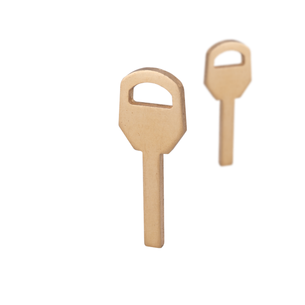 chuẩn bị phôi để cắt chìa khóa bằng máy