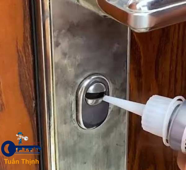 dùng bột than chì bôi chơn ruột khóa