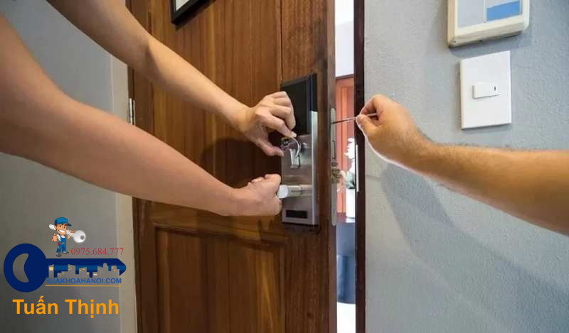 Khóa cửa không mở và phát ra tiếng kêu
