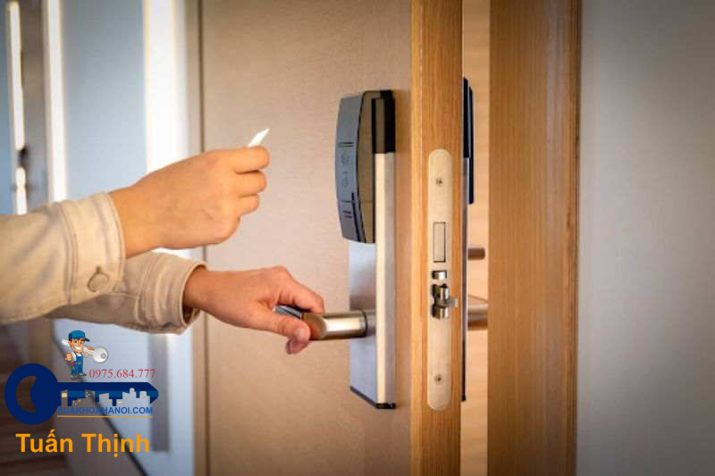nguyên nhân làm khóa cửa vân tay bị kẹt chốt